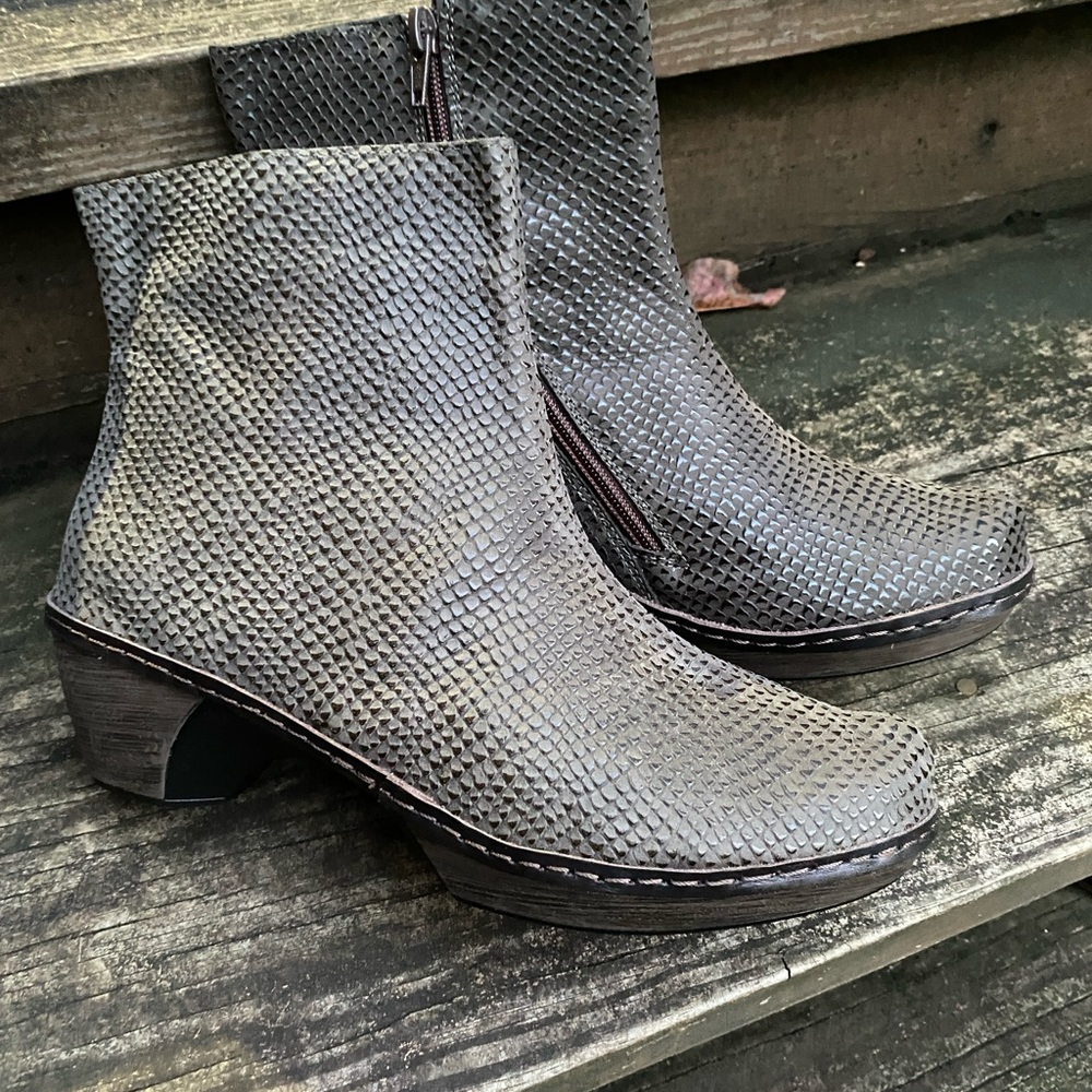 🌟NAOT BRAND & NEW ANKLE LEATHER/SNAKE SKIN DESIGN & COMFORT BOOT…Sz-8 1/2M👢